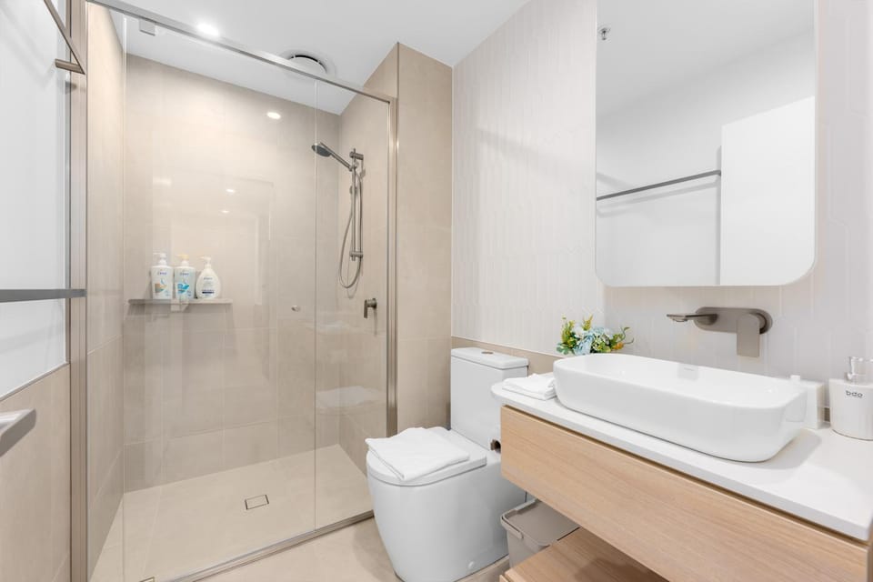 Shower, Toilet, Bathroom, towels