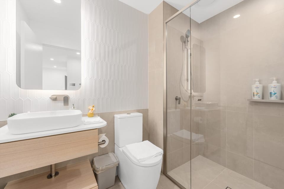 Shower, Toilet, Bathroom, towels