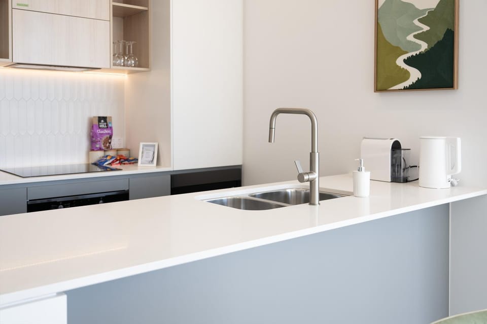 Coffee/tea facilities, Kitchen or kitchenette, stove