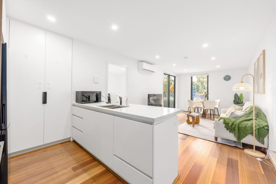 Kitchen or kitchenette, Seating area, Dining area
