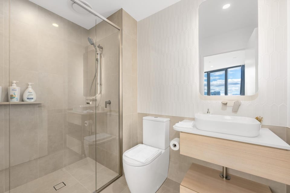 Shower, Toilet, Bathroom, towels