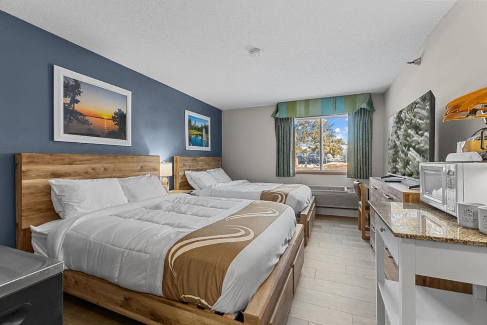 2 Queen bed room 5 minutes from Gull Lake Hotel in Nisswa
