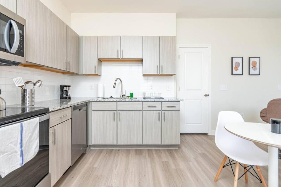 Coffee/tea facilities, Kitchen or kitchenette, Dining area, dishwasher, stove, toaster
