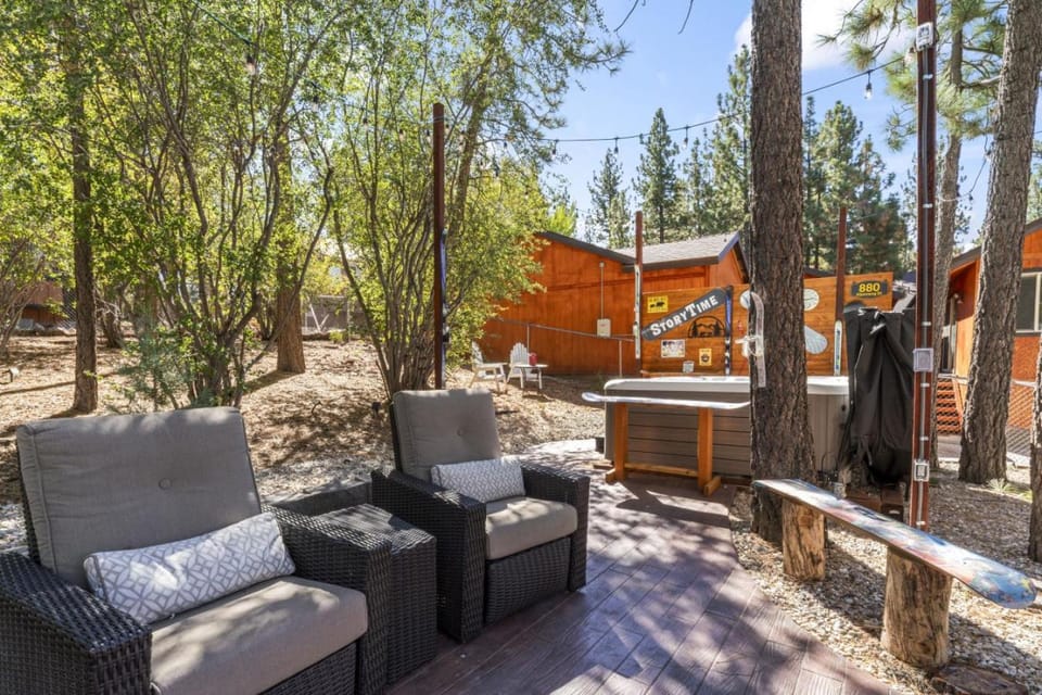 Story Time Hot Tub Game Room EV Charger Back Up Generator Mountain Luxury House in Big Bear