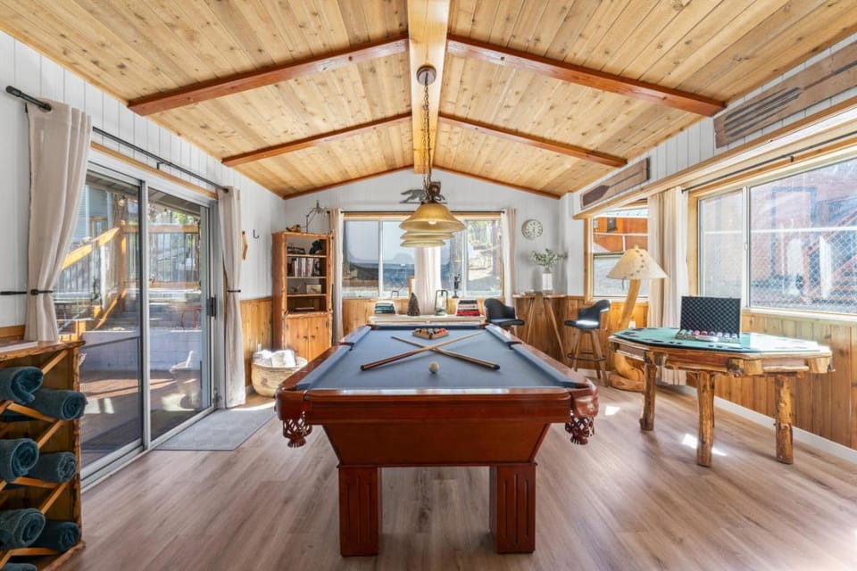 Story Time Hot Tub Game Room EV Charger Back Up Generator Mountain Luxury House in Big Bear