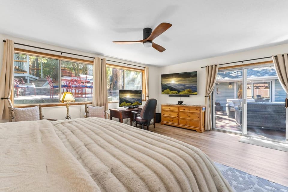 Story Time Hot Tub Game Room EV Charger Back Up Generator Mountain Luxury House in Big Bear