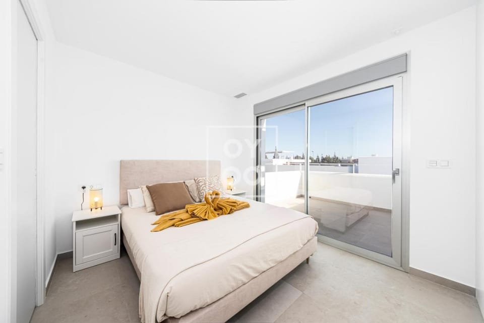 Villa Oasis Mar Menor, private pool, walk to beach, by OYOOSTAYS House in Los Alcázares