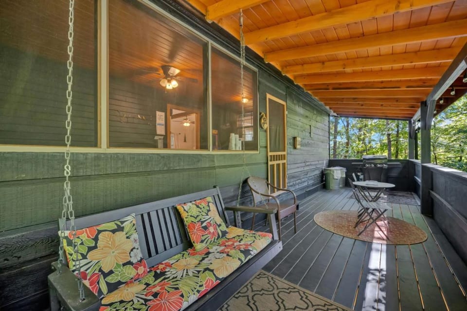 Warm Modern Lodge Hot Tub Fireplace Pacman House in Pigeon Forge
