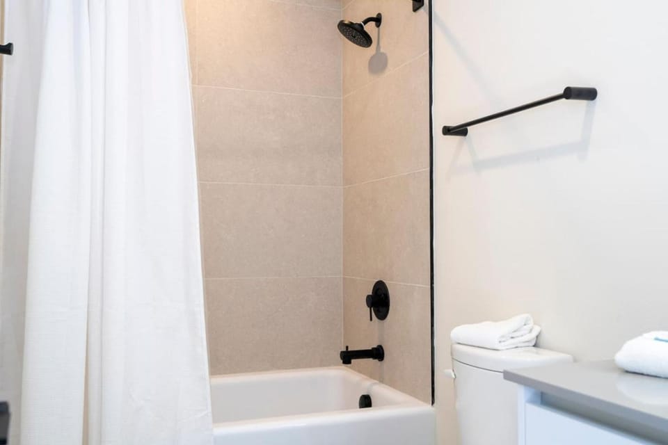Beautiful 4-bedroom House with Splash Pool House in Four Corners