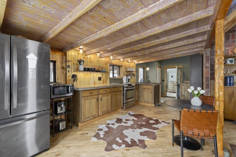 The Tyrolean Cabin. Panoramic Views. Hot Tub. Cabin in Wondervu
