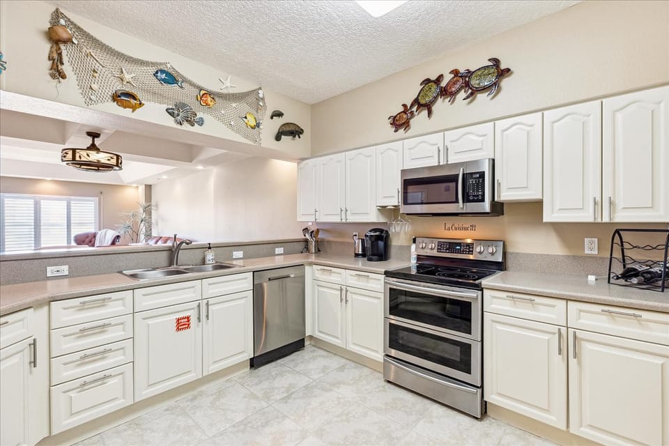 Coffee/tea facilities, Kitchen or kitchenette, dishwasher, microwave, oven