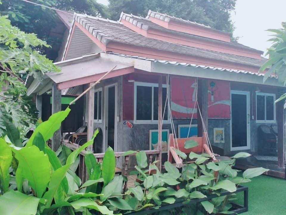 Sawasdeepai River Resort Bed and Breakfast in Thailand
