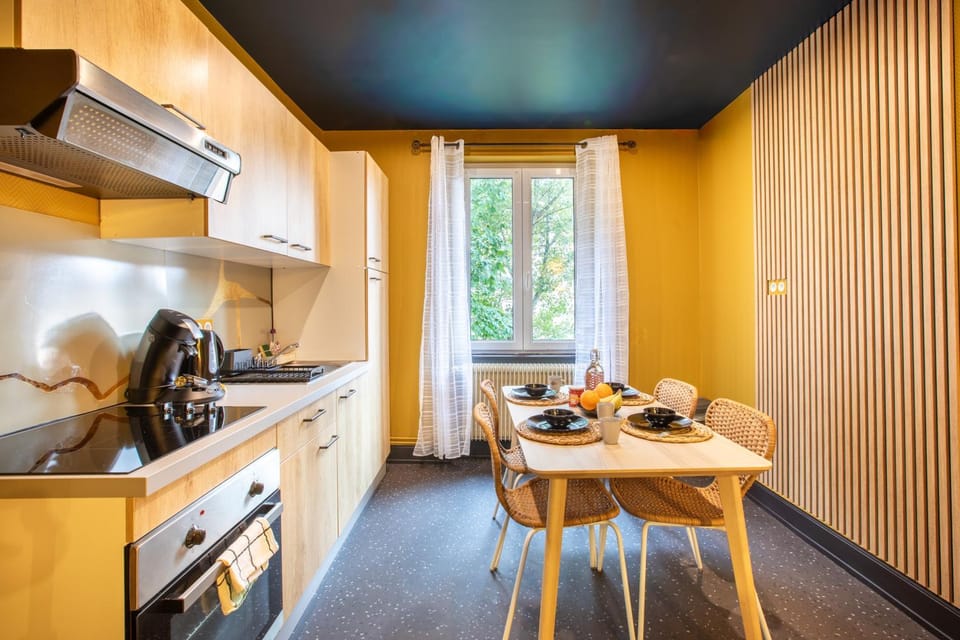 Coffee/tea facilities, Kitchen or kitchenette, Dining area, oven, stove, toaster