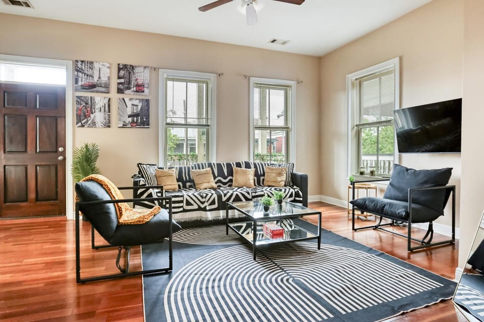 Communal lounge/ TV room, TV and multimedia, Living room, Seating area, Evening entertainment