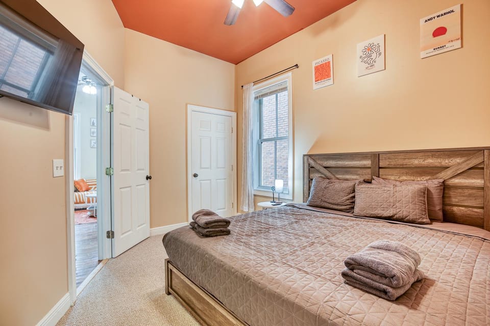 Bed, TV and multimedia, Photo of the whole room, Bedroom, towels, wardrobe