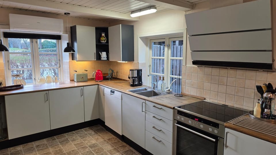 Coffee/tea facilities, Kitchen or kitchenette, dishwasher, oven, stove, toaster