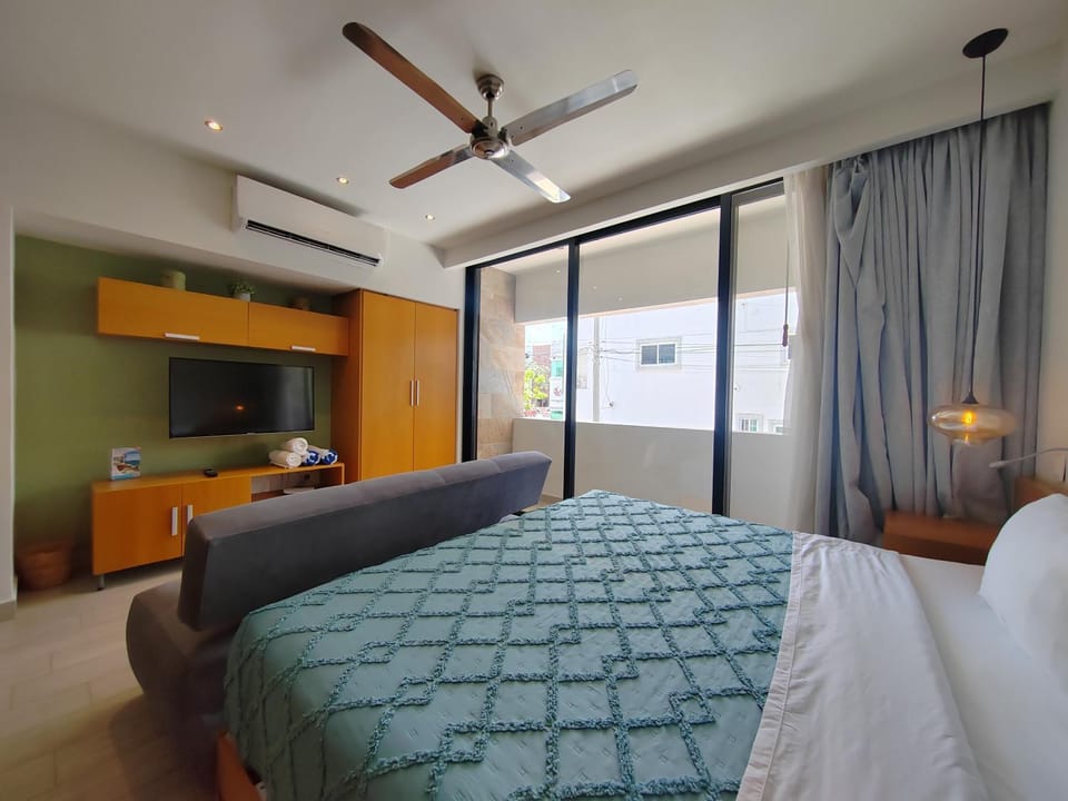 Bed, TV and multimedia, Bedroom