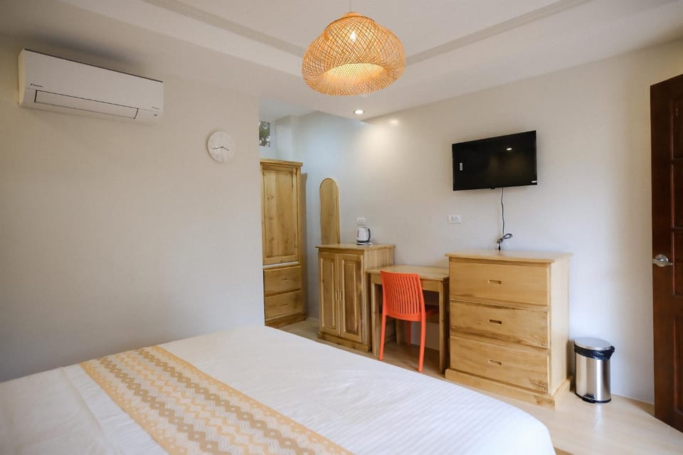 TV and multimedia, Bedroom, furniture, air conditioner