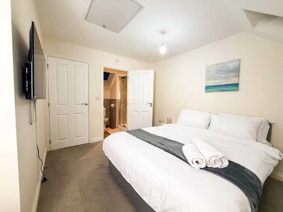 Bed, TV and multimedia, Photo of the whole room, Bedroom, towels