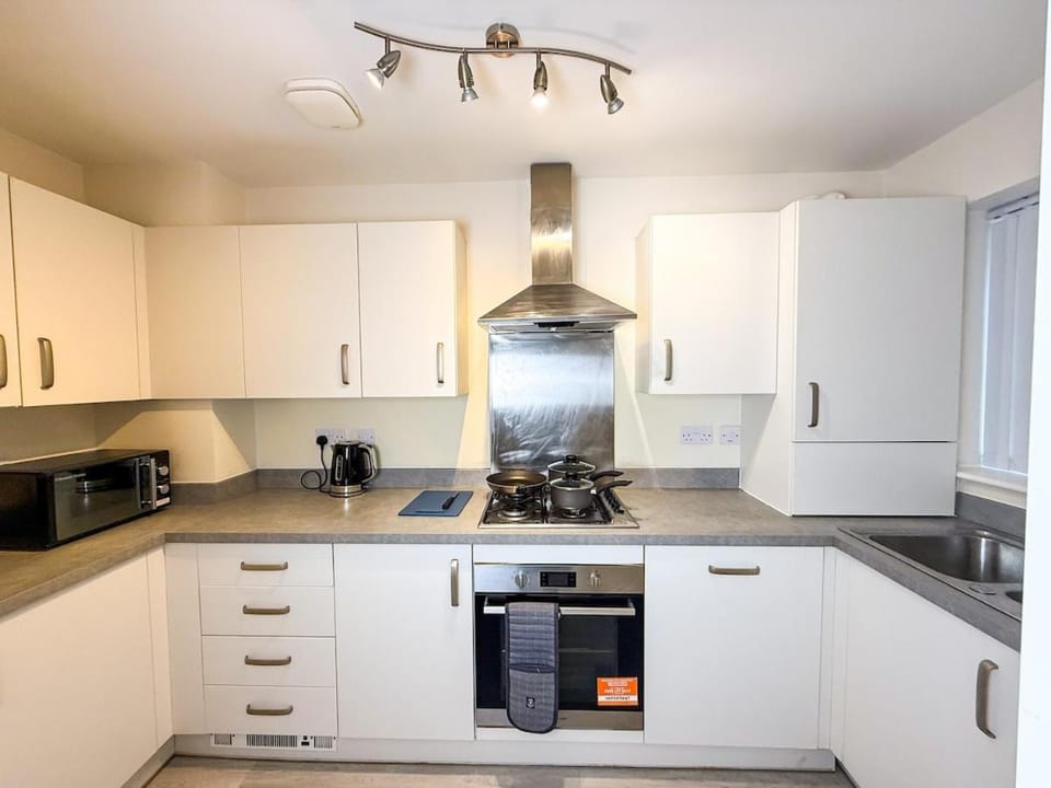 Modern 3-Bedroom Wolverhampton City Home, WiFi&Parking House in Wolverhampton