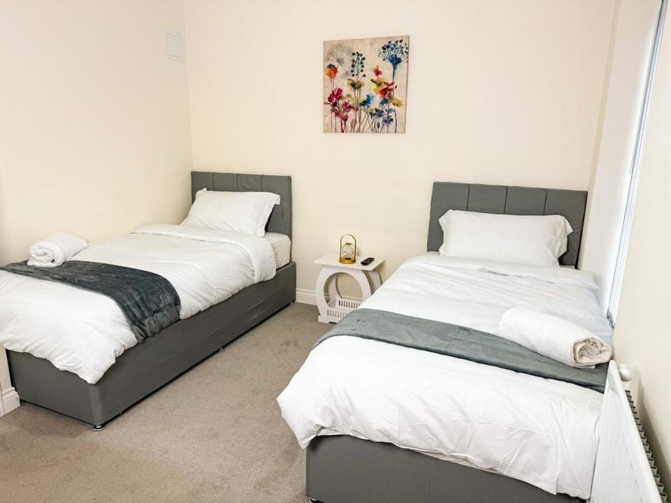 Modern 3-Bedroom Wolverhampton City Home, WiFi&Parking House in Wolverhampton