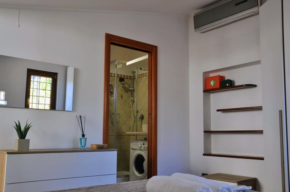 Photo of the whole room, washing machine