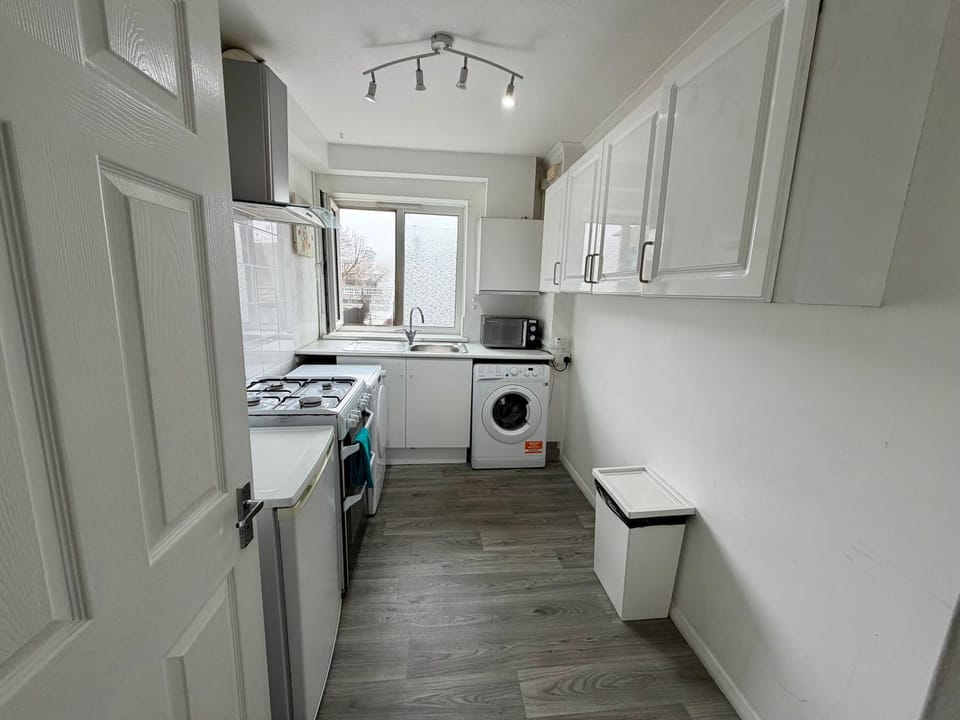 Property building, Kitchen or kitchenette, oven, stove, washing machine, dryer