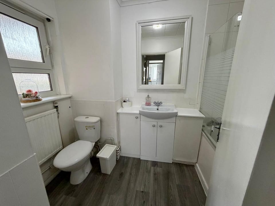 2Bedrooms Flat with Reception, Kitchen, Smart TV, WiFi, Near ExCeL London, O2, Canary Wharf Apartment in London