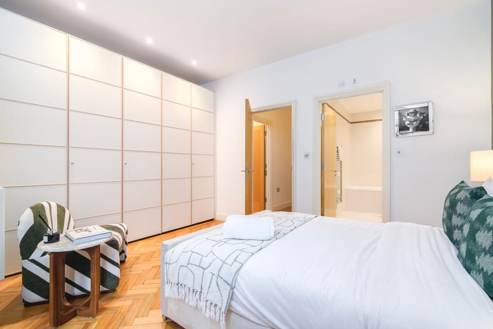 Bed, Photo of the whole room, wardrobe