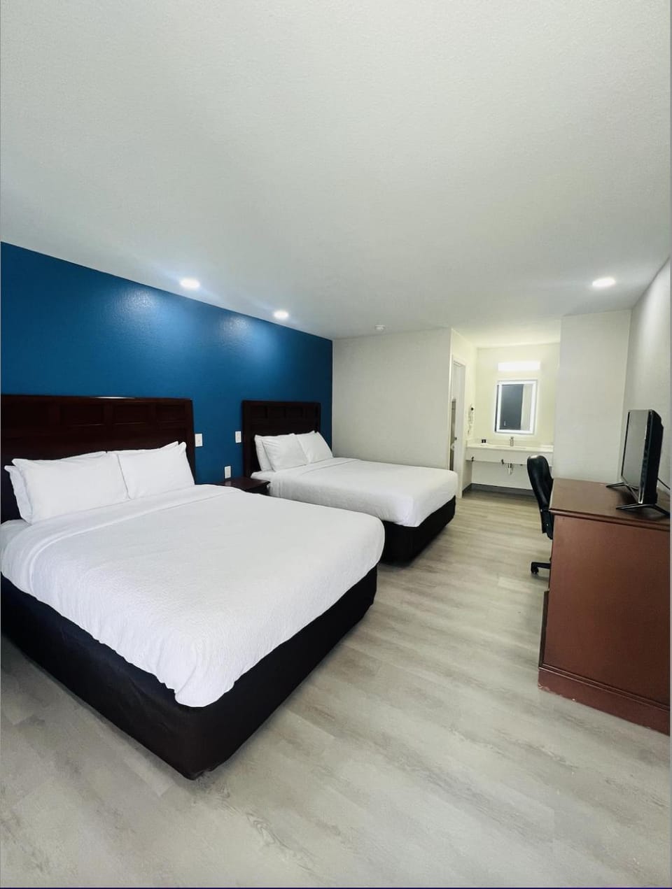 Bed, TV and multimedia, Photo of the whole room, Bedroom