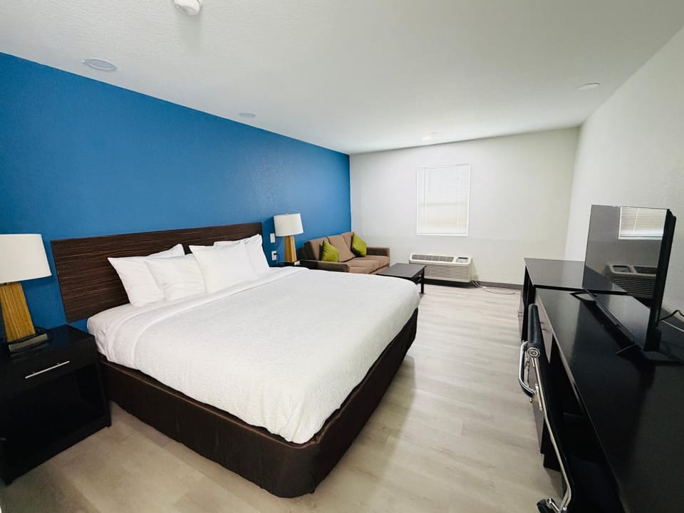 Bed, TV and multimedia, Bedroom, oven