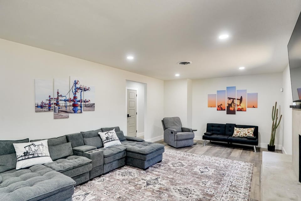 Backyard & Game Room! Home in Heart of Midland House in Midland
