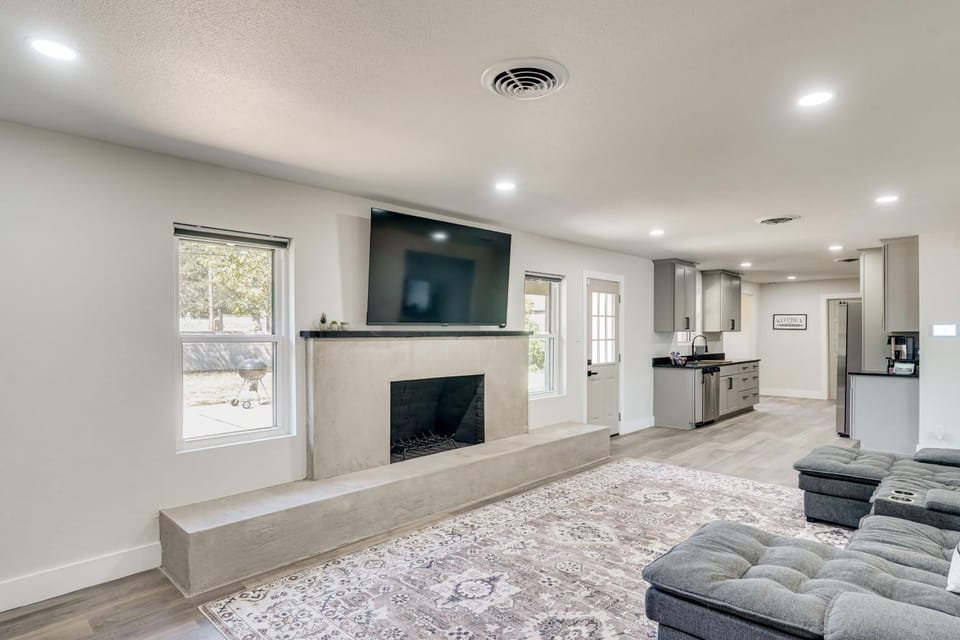 Backyard & Game Room! Home in Heart of Midland House in Midland