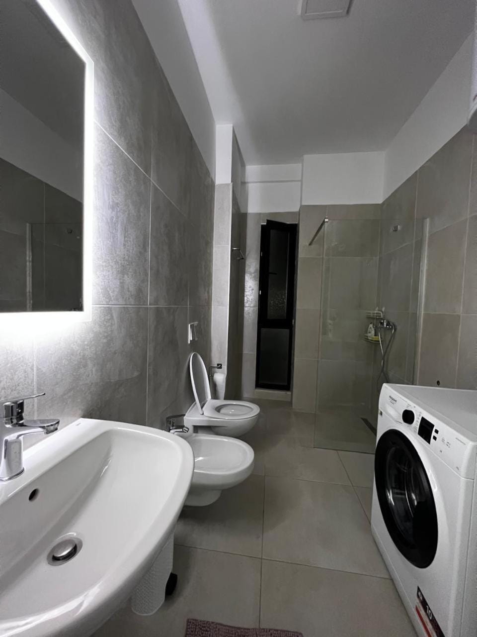 Shower, Toilet, Bathroom, towels, washing machine