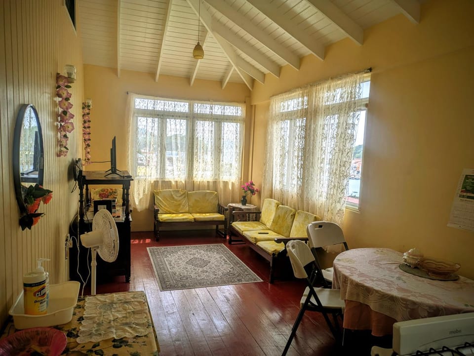 TV and multimedia, Living room, Seating area, Dining area