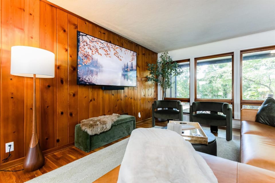 Blue & Gold Haven4B 3BA House 1mi to ND Stadium Country House in South Bend