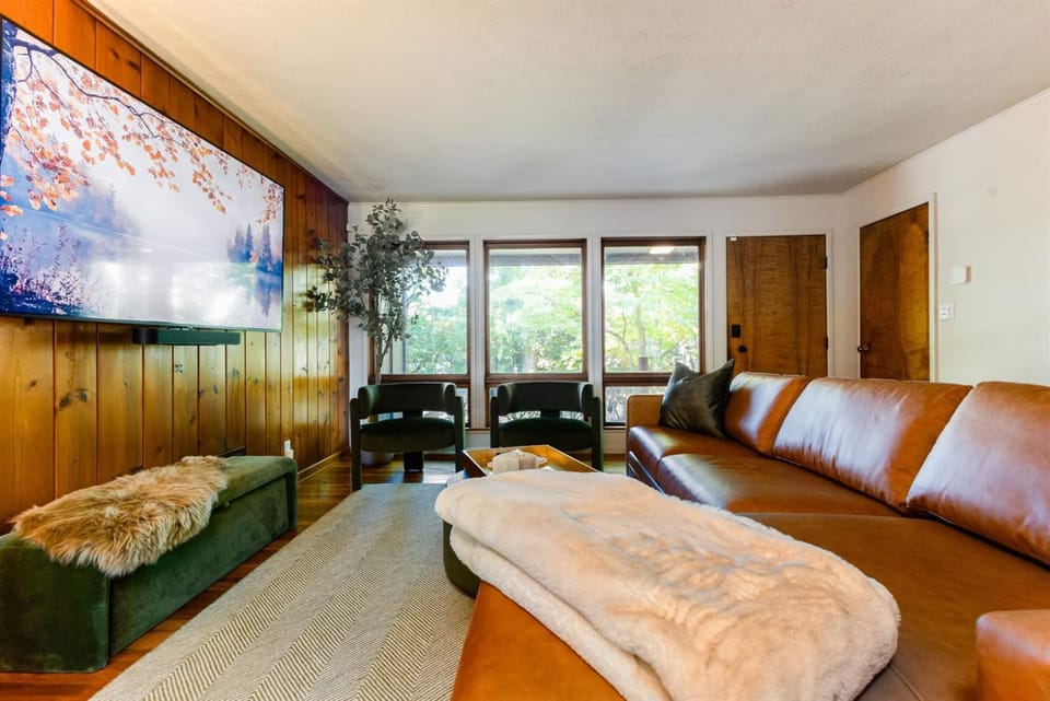 Blue & Gold Haven4B 3BA House 1mi to ND Stadium Country House in South Bend