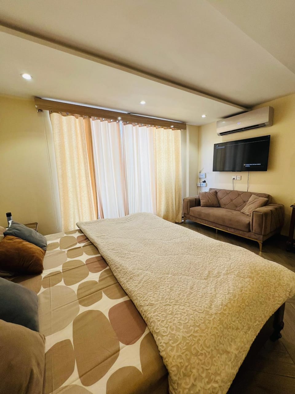 Peaceful Getaway Smart Lock, Netflix High-Speed Wi-Fi Apartment in Lahore