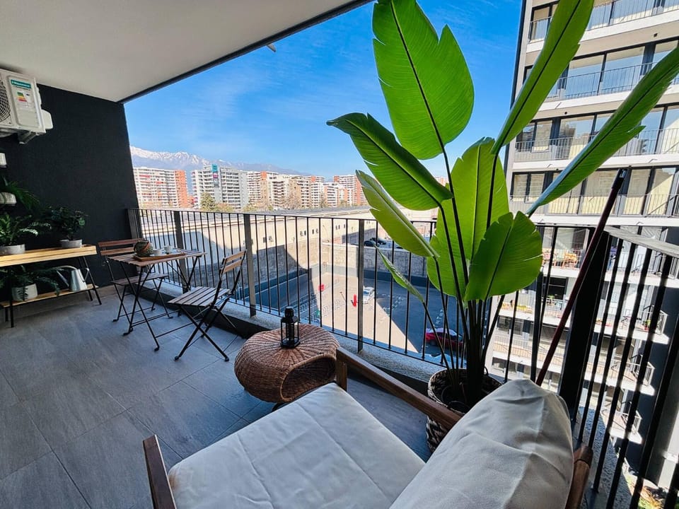 Coffee/tea facilities, View (from property/room), Balcony/Terrace, City view, Mountain view