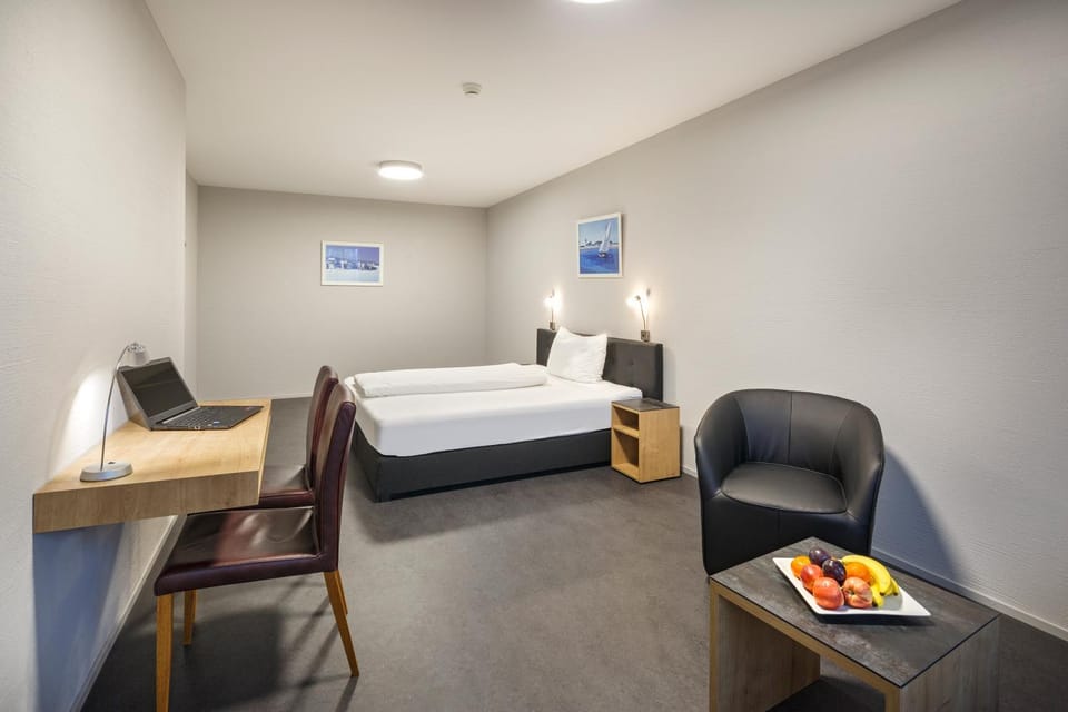 Bed, Photo of the whole room, Seating area, Bedroom