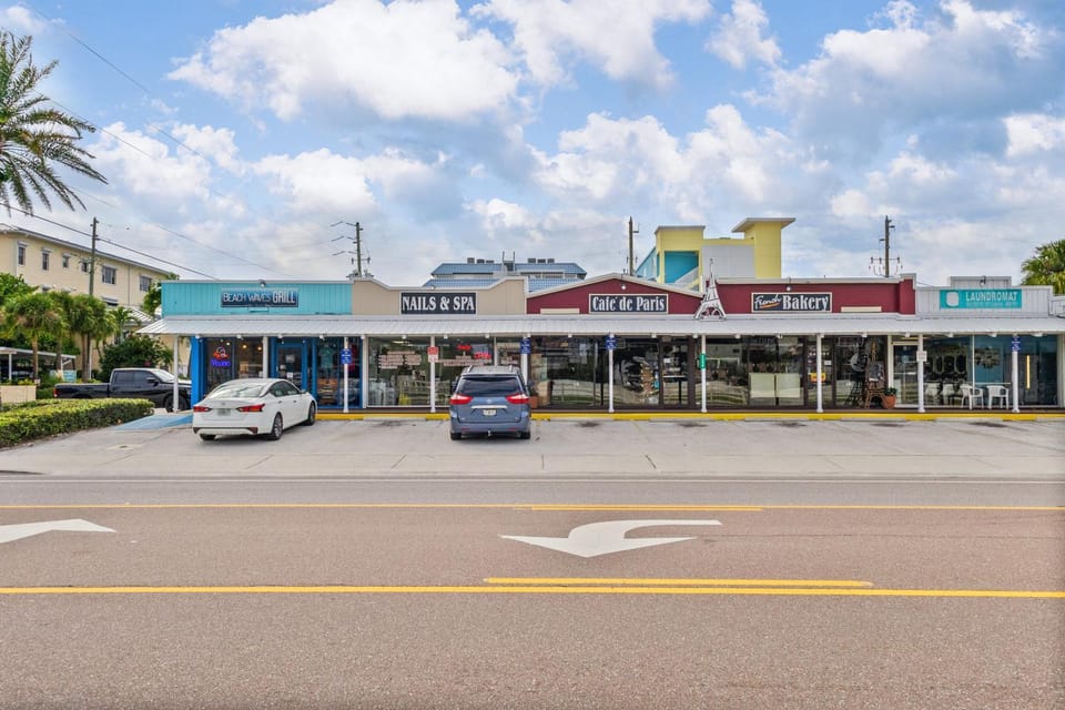 Heated Saltwater Pool, Walk2Beach, Game Room House in Indian Rocks Beach