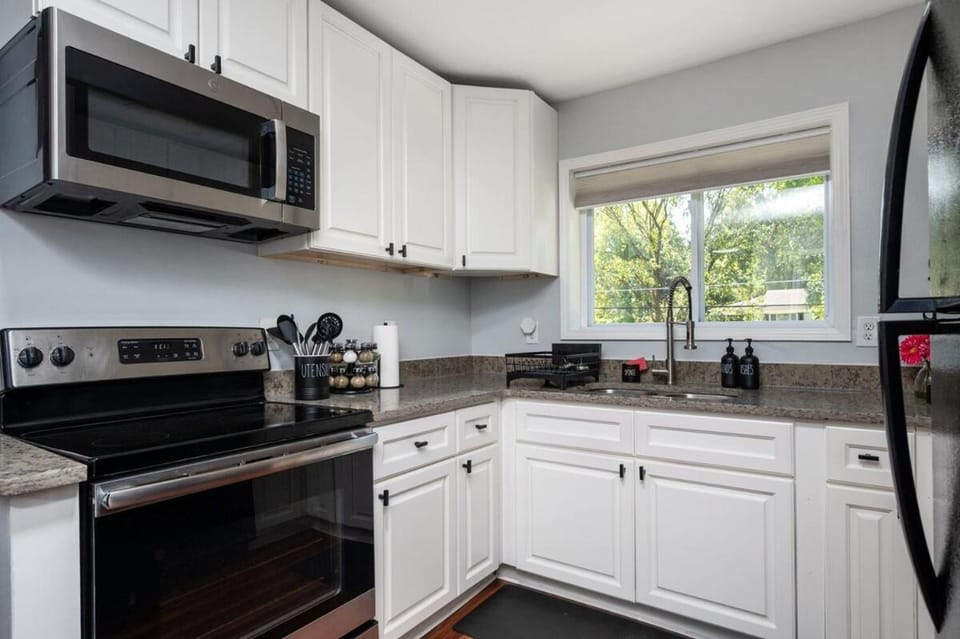 The Serene Escape, 5 minutes to ATL airport Apartment in College Park