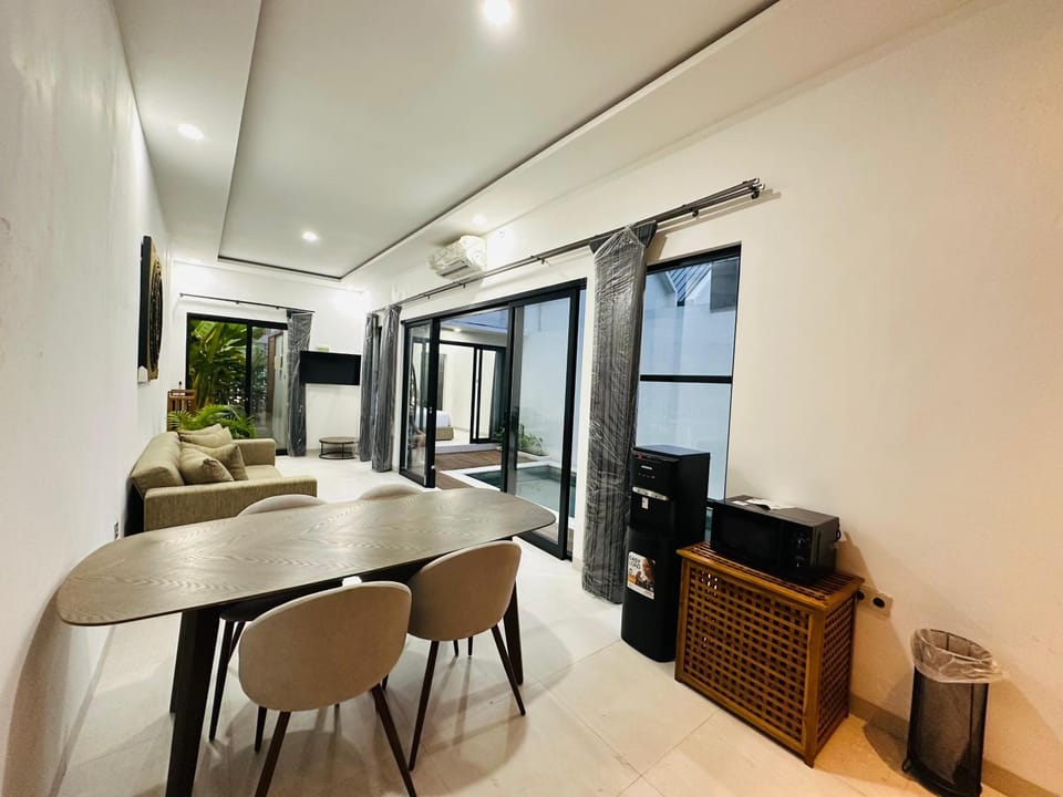 Communal lounge/ TV room, TV and multimedia, Living room, Seating area, Dining area