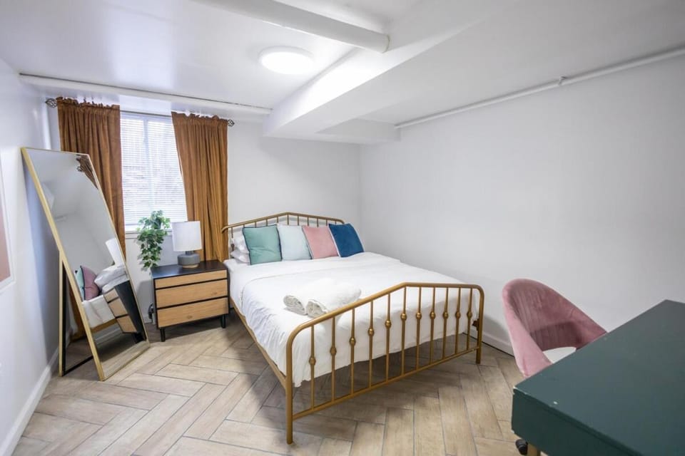 Retro 2 bedroom basement APT with free street parking Apartment in New Rochelle