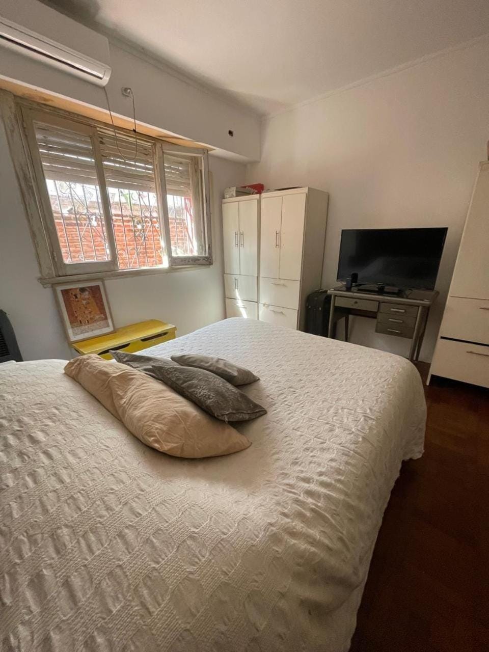 Bed, TV and multimedia, Photo of the whole room, Bedroom, air conditioner