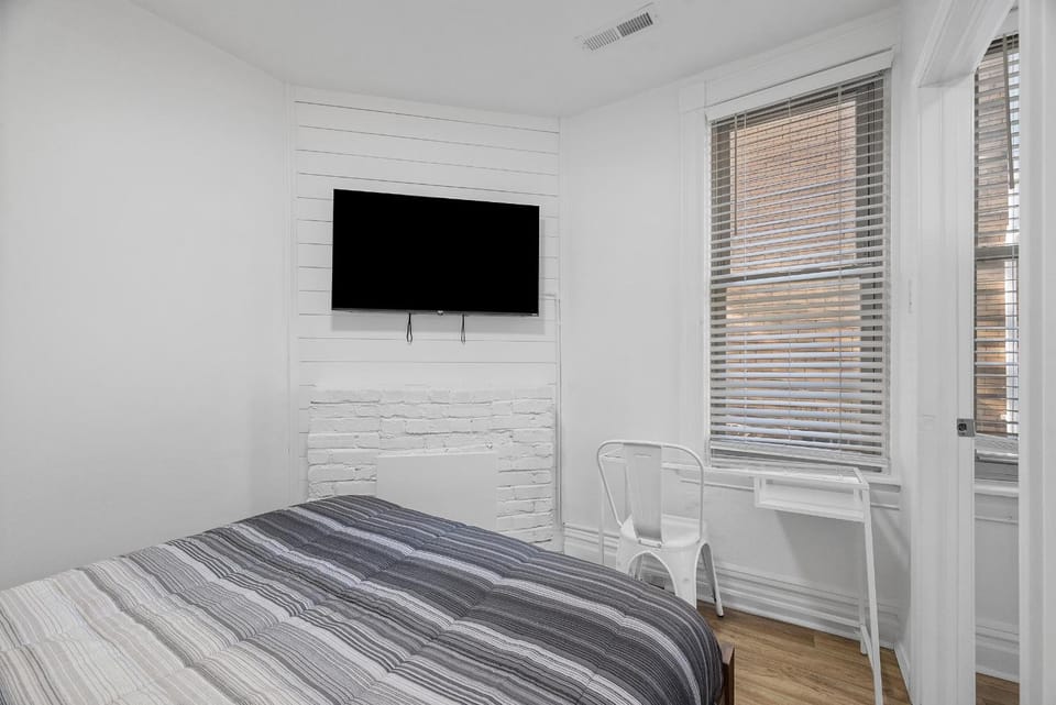 Pittsburgh Shadyside 1B Cozy and Stylish Private Bedroom with Shared Bathroom Vacation rental in Shadyside