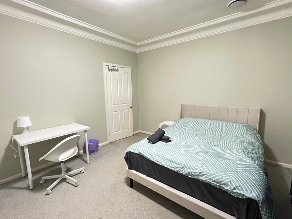 Standard Queen Room in Two Story House - R1 Vacation rental in Sydney