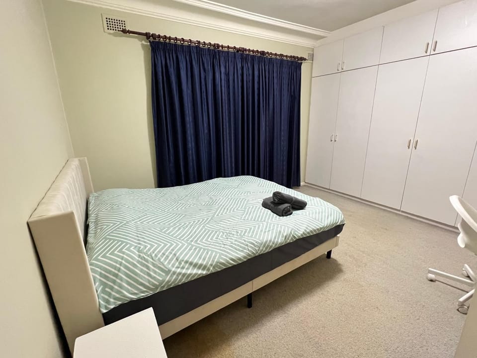 Standard Queen Room in Two Story House - R1 Vacation rental in Sydney