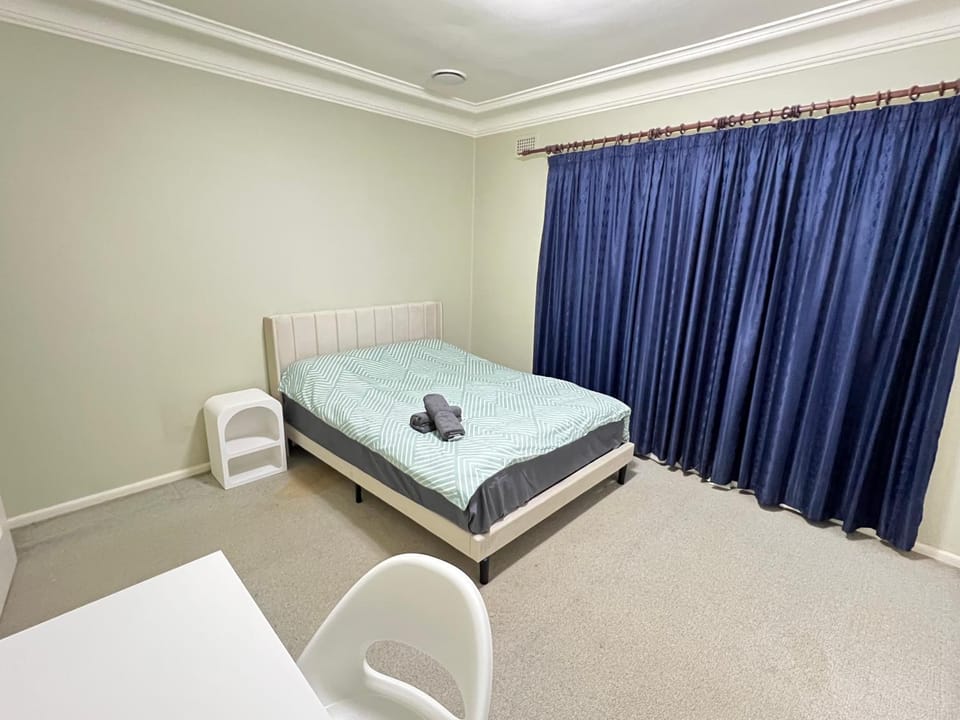 Standard Queen Room in Two Story House - R1 Vacation rental in Sydney