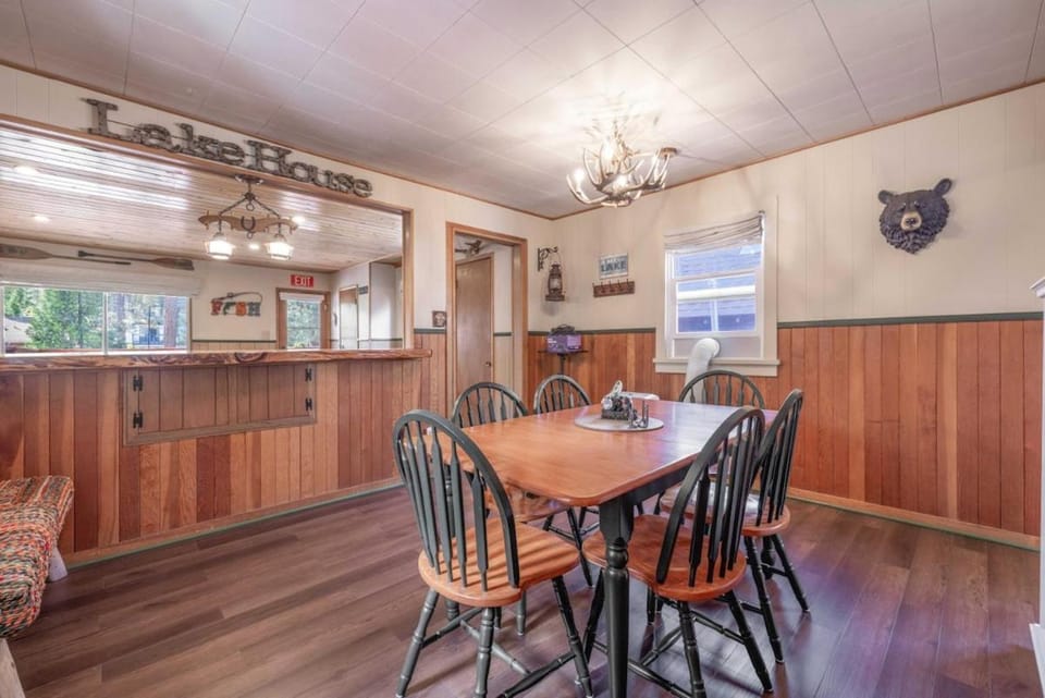 Dream Lake Cabin| Spa, EV Charger, Gated, by lake! Cabin in Big Bear